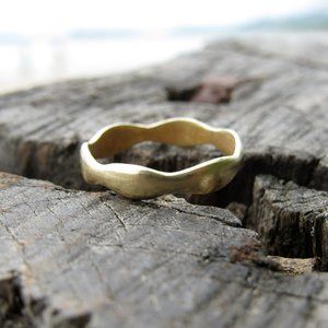 Wedding ring for women. 14k solid yellow gold.